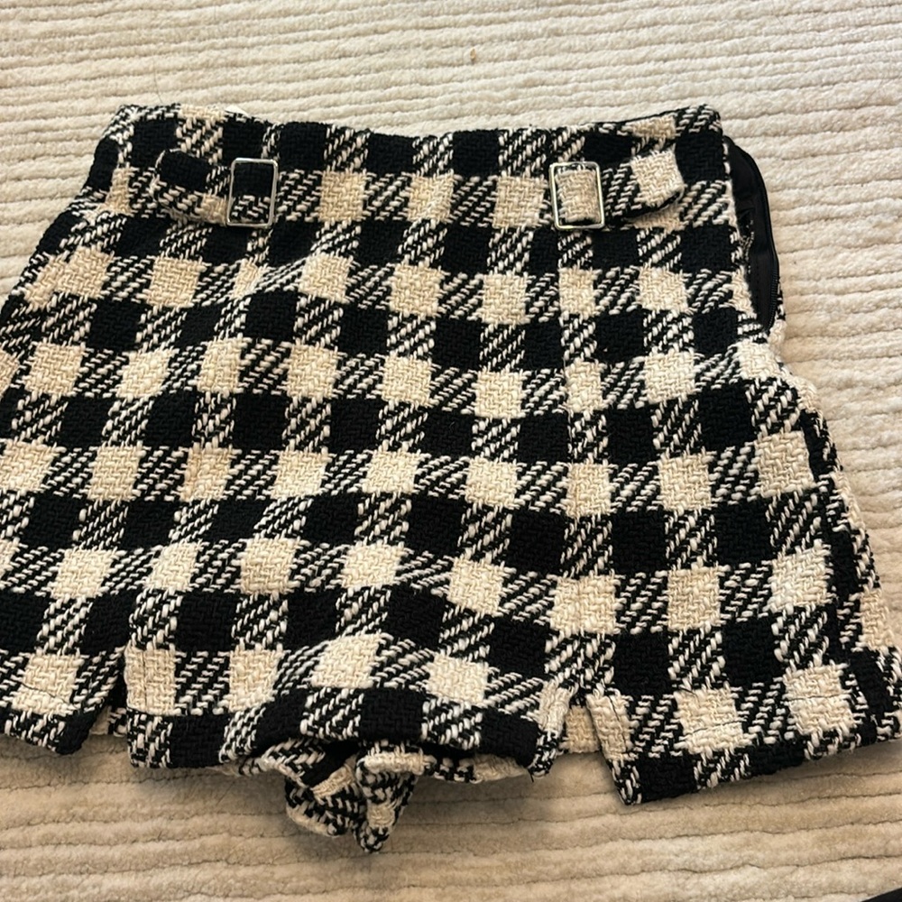 Zara  NWT size 9 girls skort. looks like skirt from front and shorts from back.